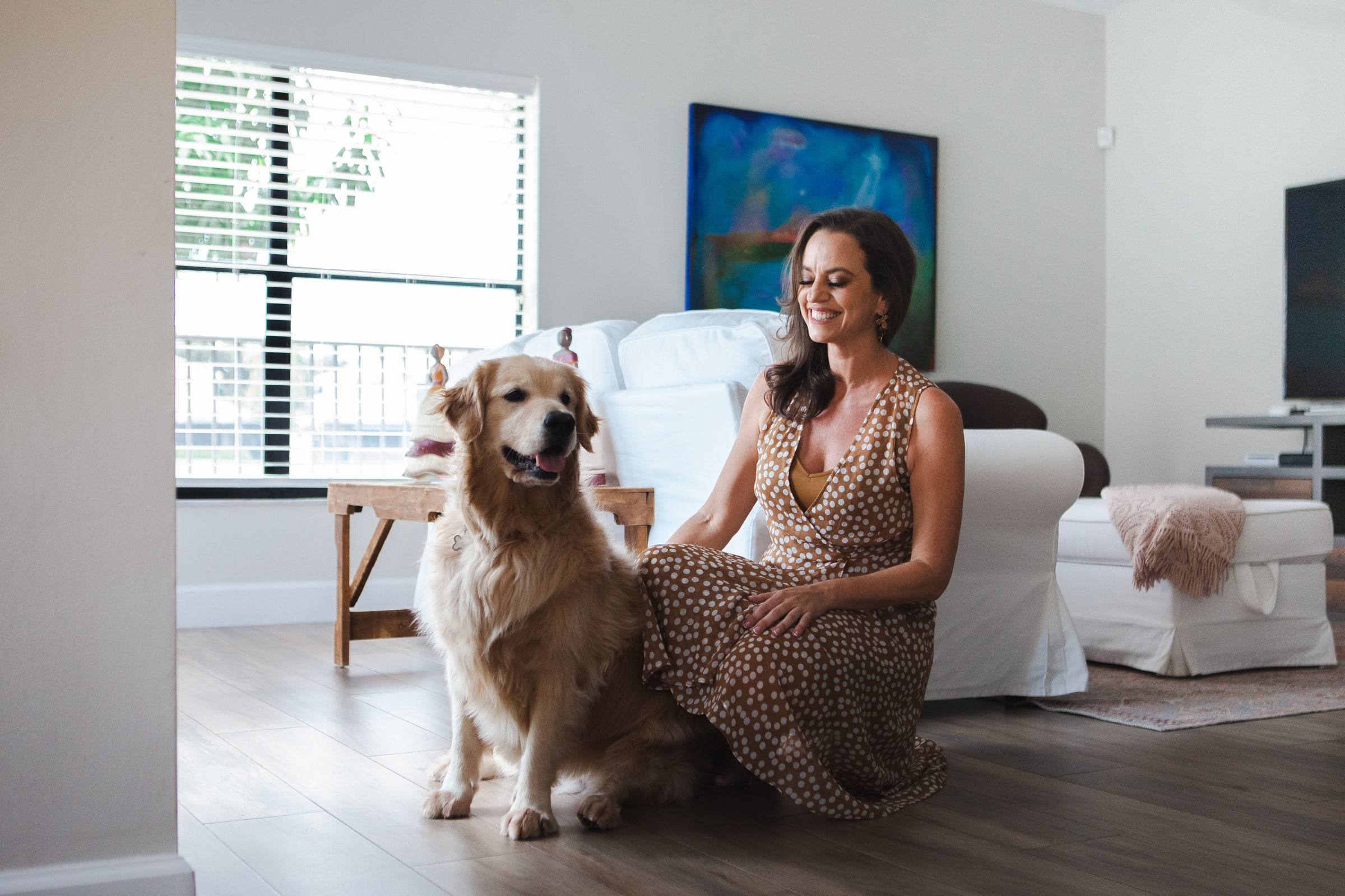 Anaie Amorim en su casa con su golden retriever